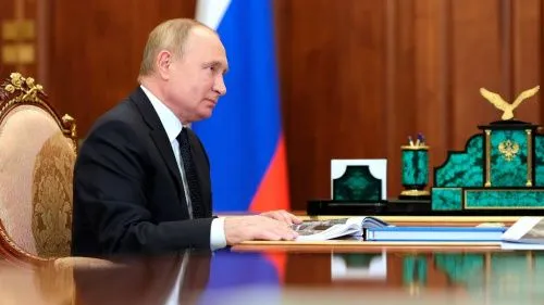 Путин потребовал за неделю разработать план действий из-за нового штамма COVID-19