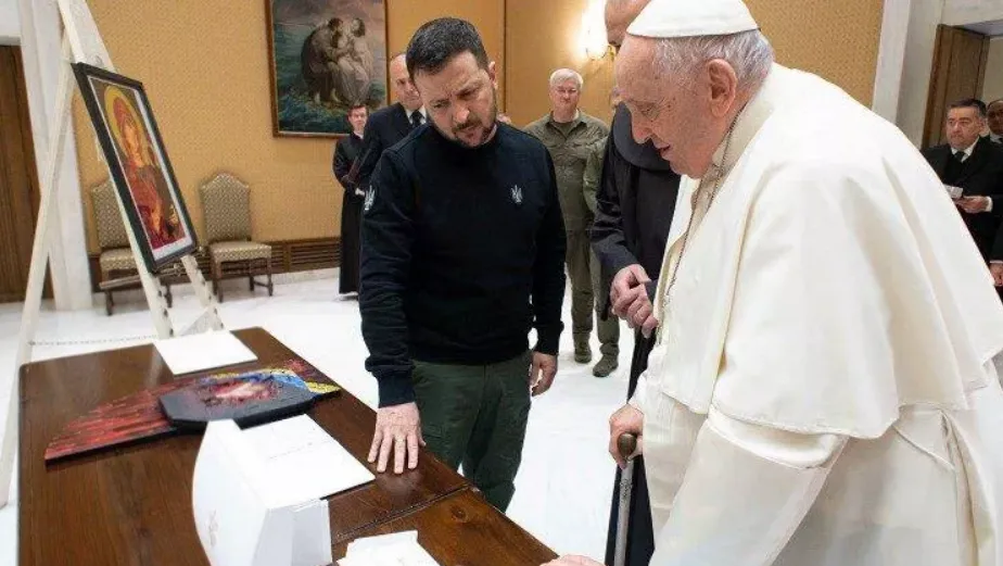 Папа римский подарил Зеленскому изображение оливковой ветви