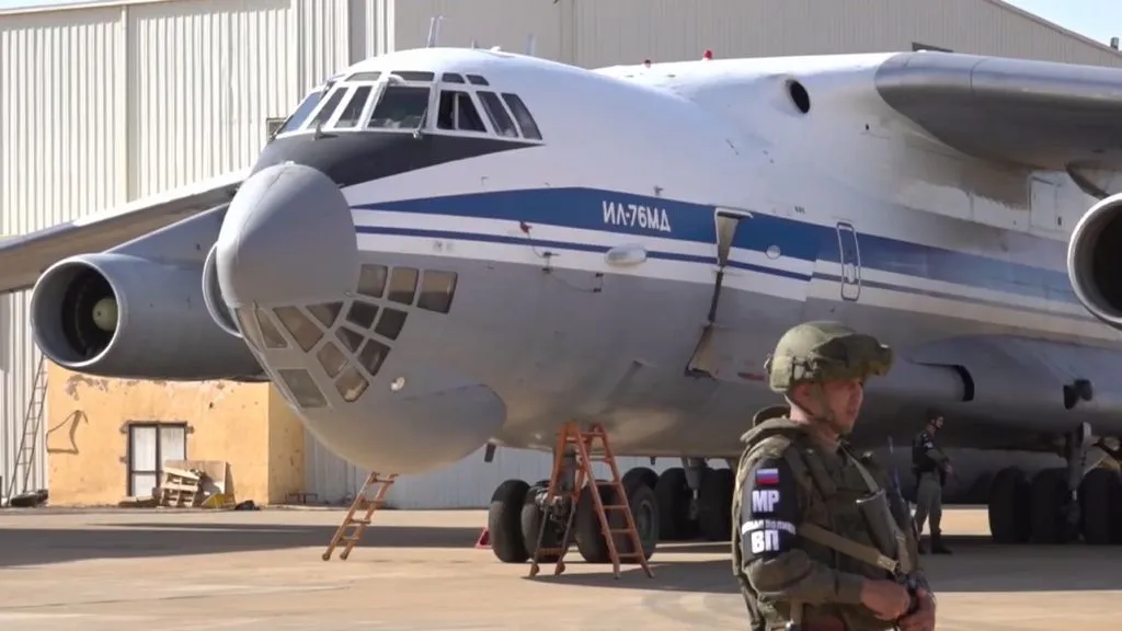 Путин поручил эвакуировать российских дипломатов и граждан из Судана