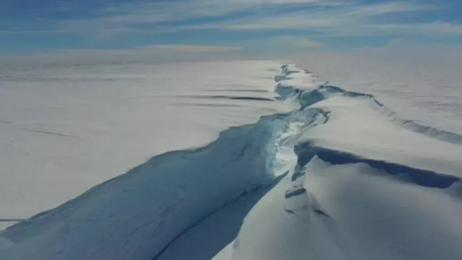 "Роскосмос" показал фото отколовшегося айсберга площадью 1550 км²