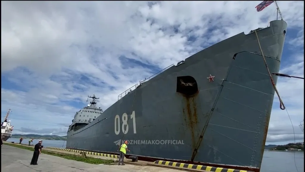 Большой десантный корабль пришёл на помощь застрявшим из-за паводка в Приморье