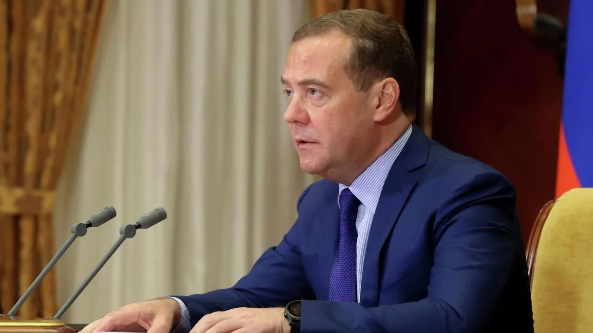 Медведев объяснил, почему потолок цен на газ «дурацкое решение»