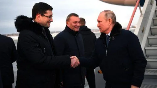 Путин пожимал руки в Сарове, несмотря на пандемию коронавируса