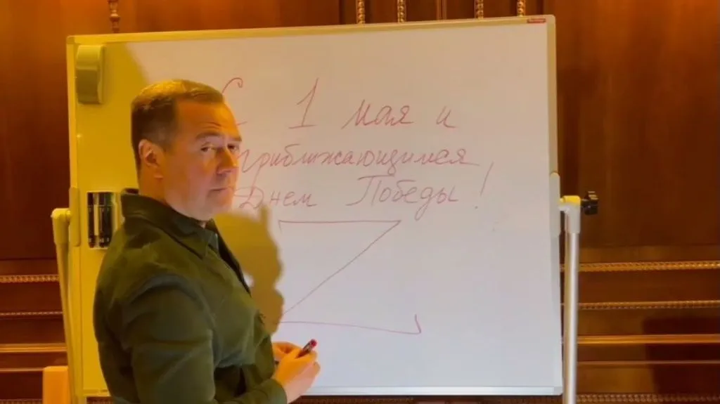 Медведев оригинально поздравил россиян с 1 мая