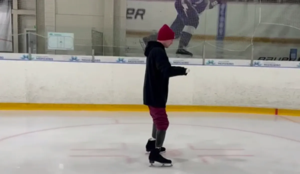 "Теперь первые шаги увидит вся страна": Роман Костомаров вышел на лед на коньках