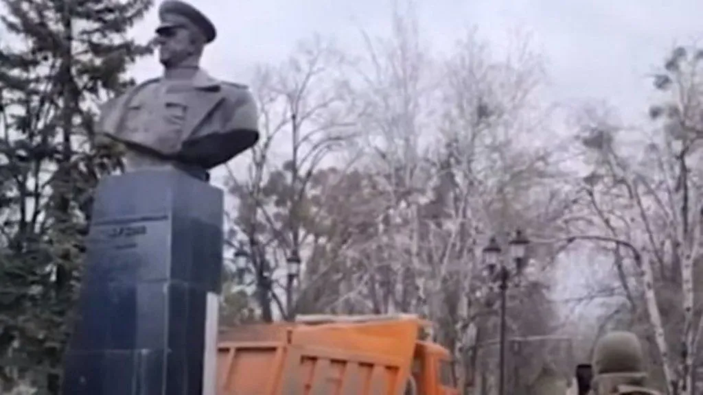 В России отреагировали на снос памятника маршалу Жукову в Харькове