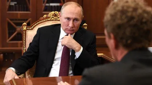 В Петербурге порвали портрет Путина