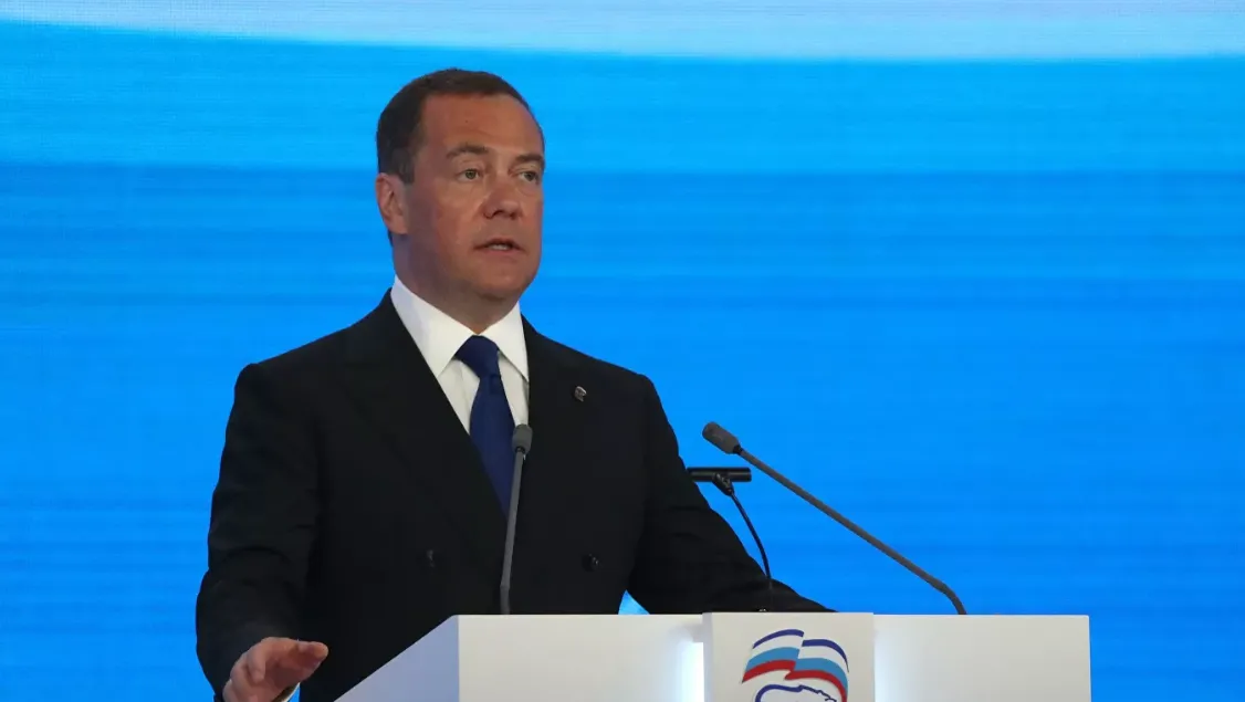 Медведева не будет в предвыборном списке ЕР, сообщил источник