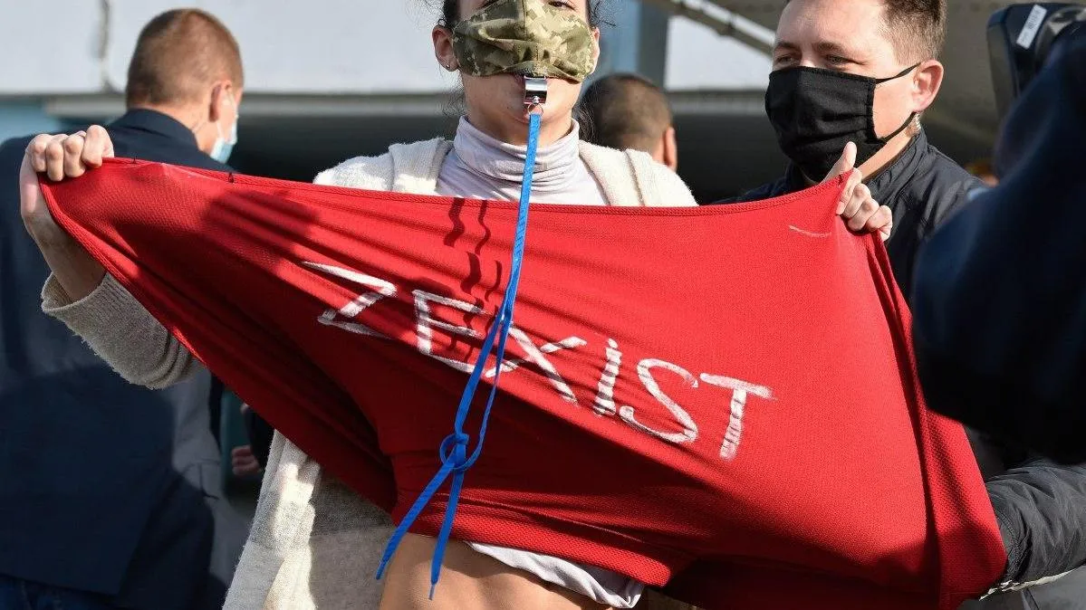 Активистка Femen обнажилась перед Зеленским и его женой