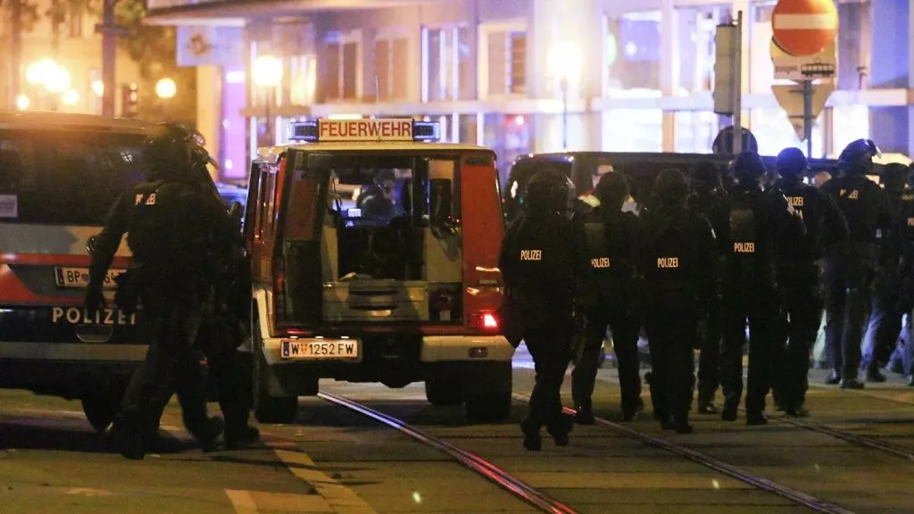 Полиция выяснила личность террориста, устроившего стрельбу в Вене