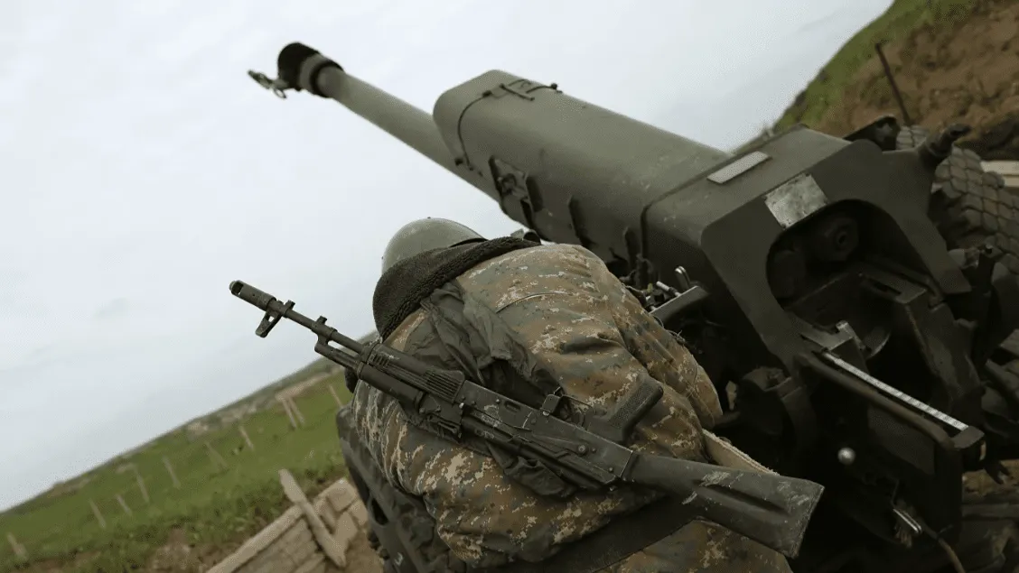 Опубликовано видео с обстрелами и горящими танками в Карабахе