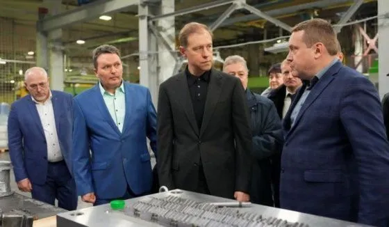 Денис Мантуров посетил производство светотехнических изделий в Тверской области