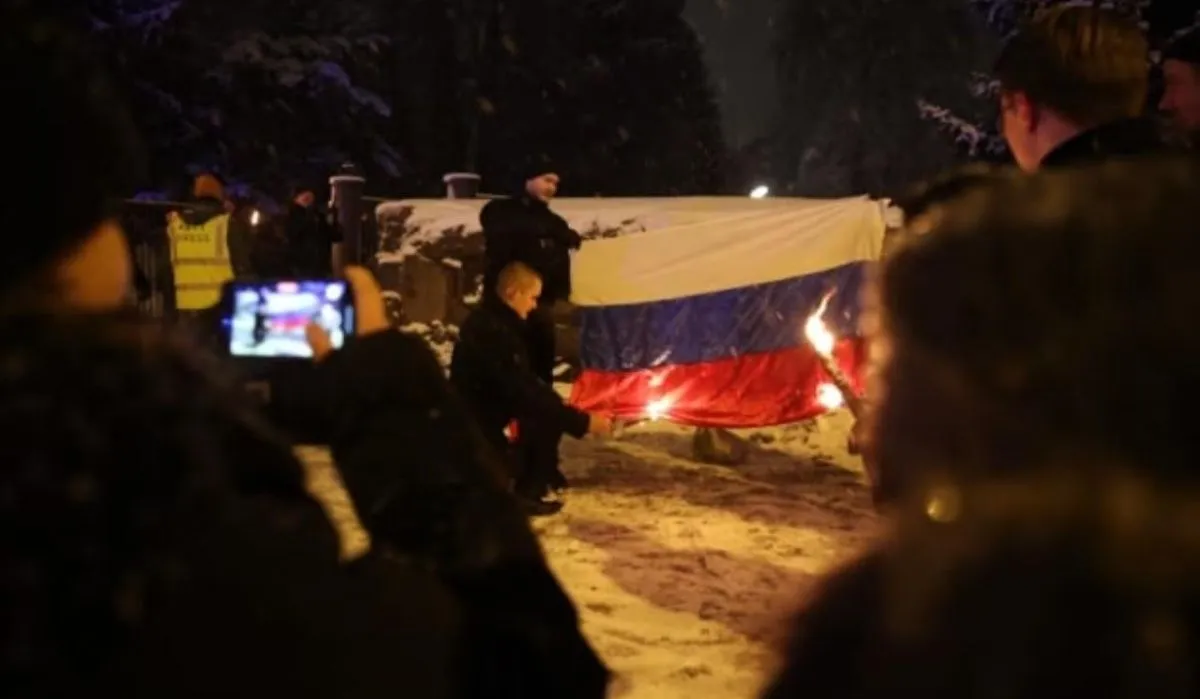 МИД РФ требуют наказать виновных за сожжение российского флага в Хельсинки