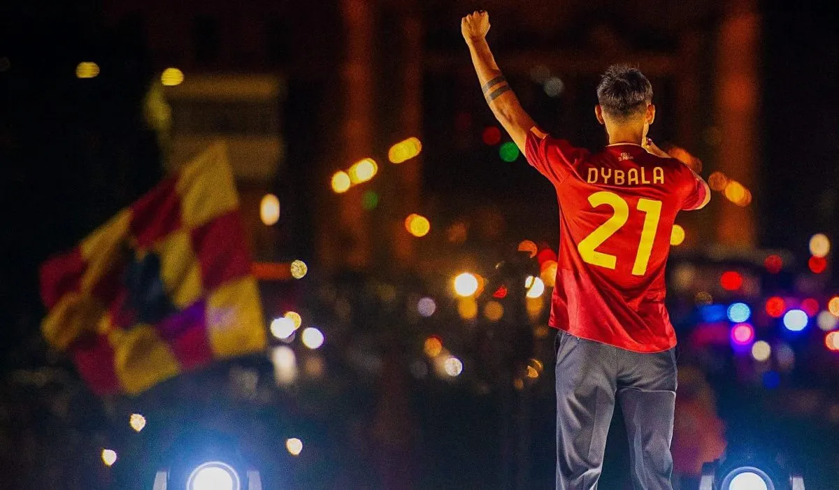 Футболки «Ромы» с фамилией Дибалы побили суточный рекорд по продажам