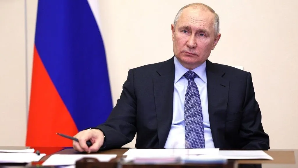 Путин призвал чиновников доброжелательно относиться к россиянам