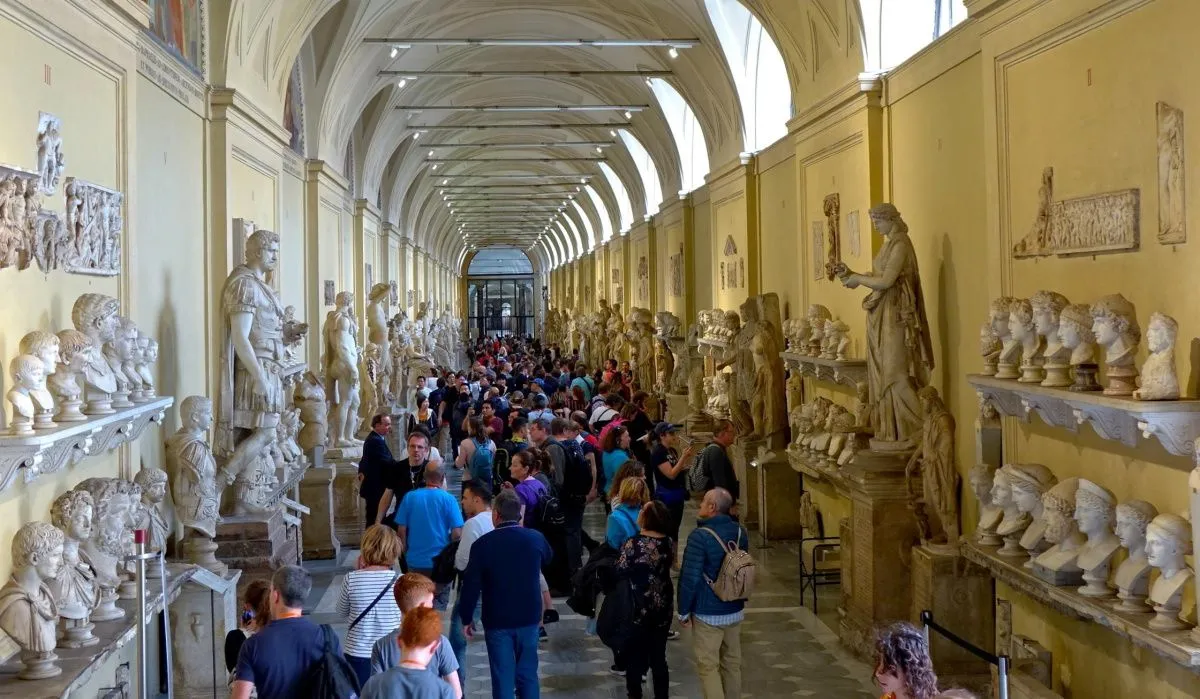 Американский турист опрокинул скульптуры в музее Ватикана