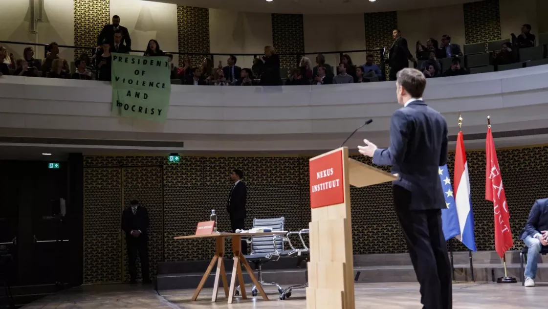 В Гааге протестующие сорвали выступление Макрона о будущем ЕС