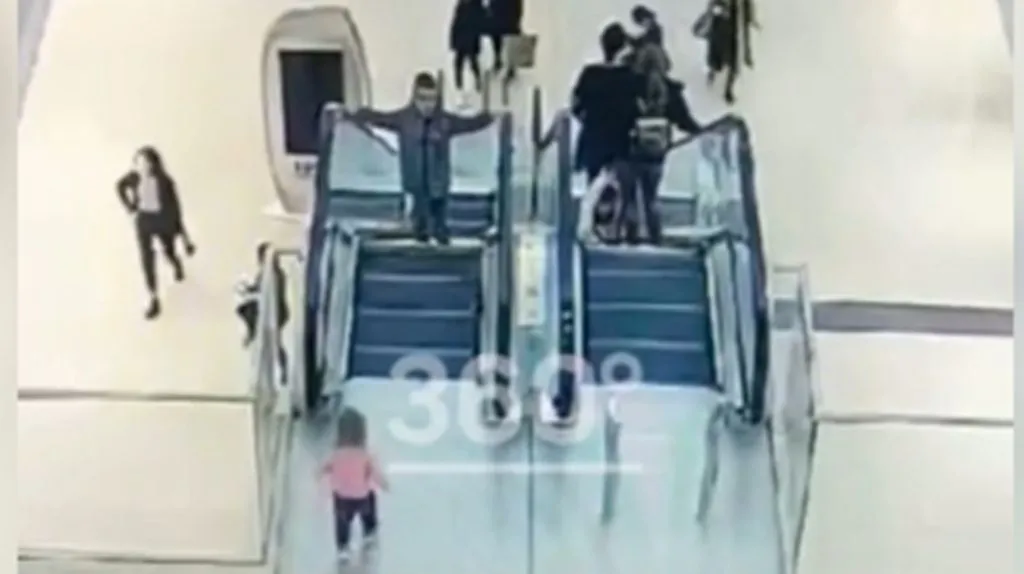 В Сочи двухлетняя девочка чуть не погибла на эскалаторе