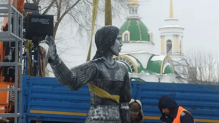 В Нововоронеже демонтировали испугавший местных жителей памятник Аленке
