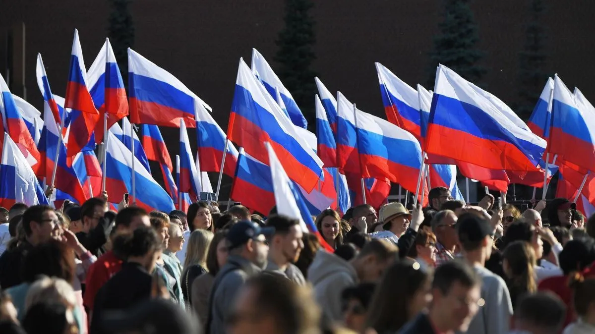 Все учебные заведения России обязали поднимать флаги