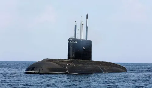 В боевой состав ВМФ приняли дизель-электрическую подлодку "Магадан"