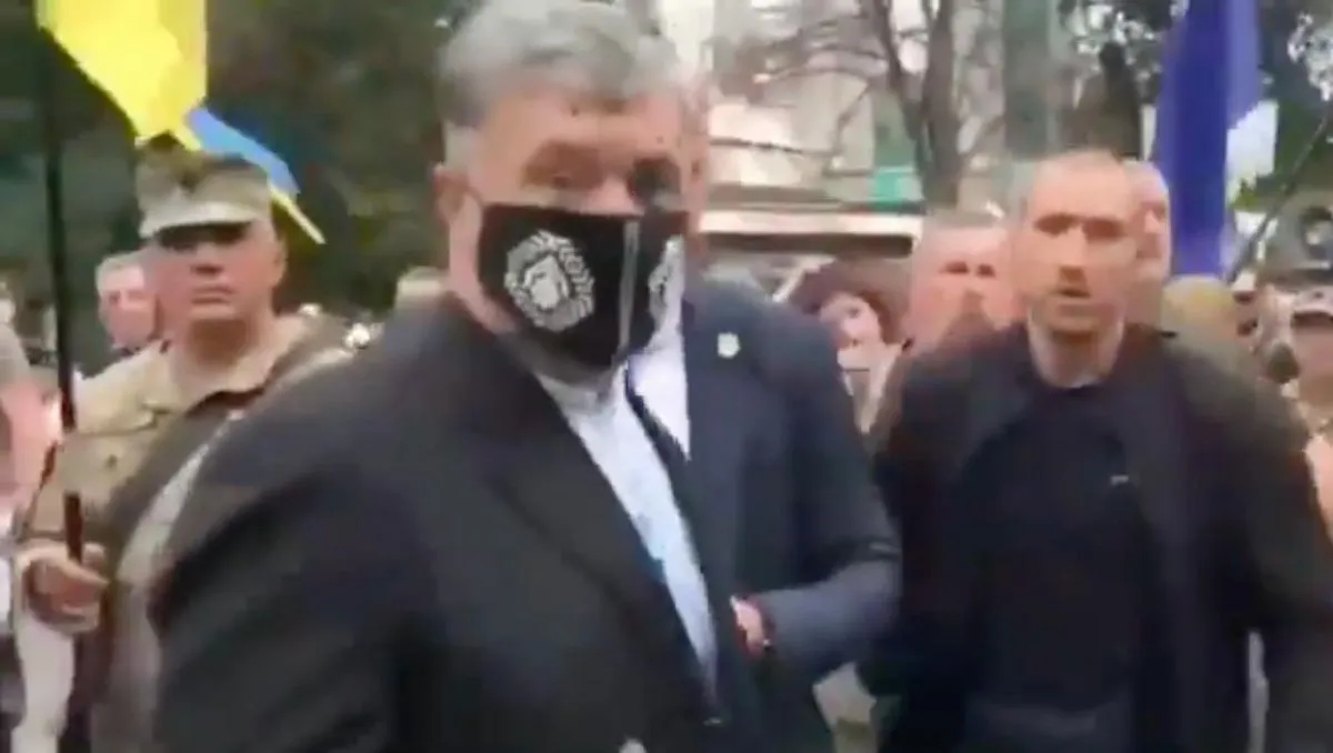 Порошенко облили зеленкой в центре Киева