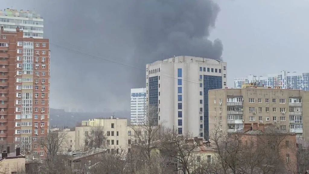В Ростове горит здание склада пограничного управления ФСБ 