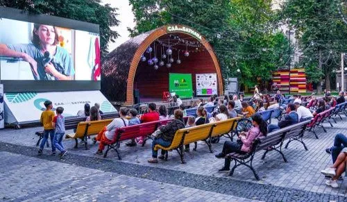 В восьми московских парках открываются летние кинотеатры