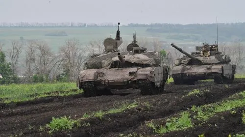 Путин призвал увеличить производство танков и беспилотников