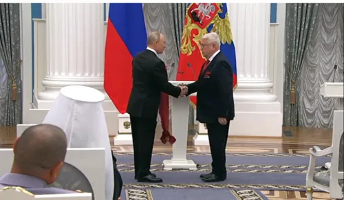 Винокур отметил физическую форму Путина и вспомнил про тех, кто "по трапу не могут взобраться"