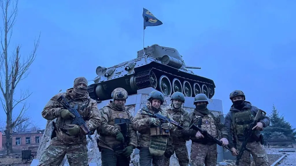 «Сегодня они защищают интересы РФ на Украине»: Пригожин заявил, что ЧВК «Вагнер» сама выбирает, кого защищать