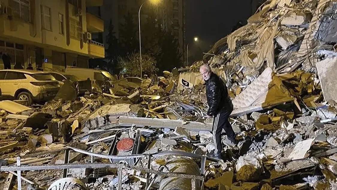 Число жертв грандиозного землетрясения в Турции выросло до 1014 человек