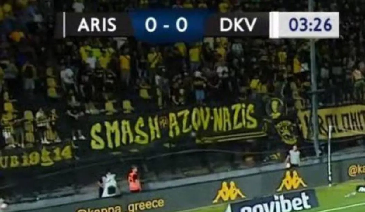 Греческие фанаты вывесили баннер против "Азова"* в матче с украинцами