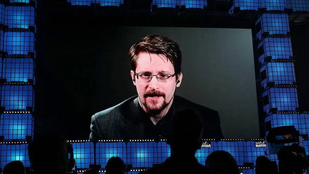 Эдвард Сноуден получил в России бессрочный вид на жительство