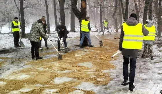 Чиновников Воронежа заставили помогать коммунальщикам обрабатывать скользкие участки дороги