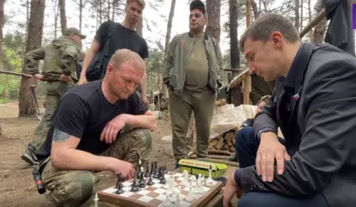 Карякин сыграл в шахматы с бойцами СВО