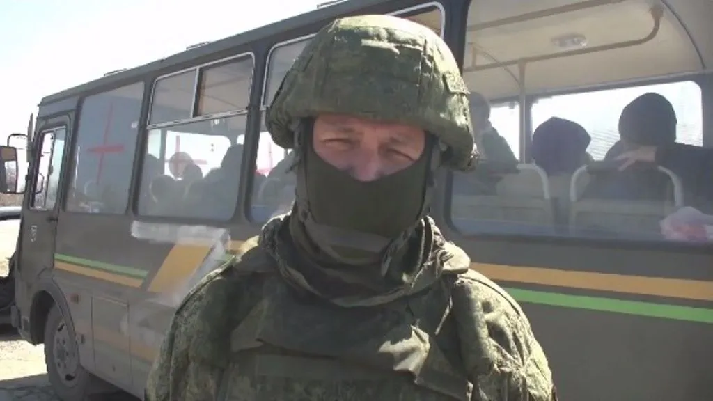 Российские военные эвакуировали из Херсонской области сотни мирных жителей