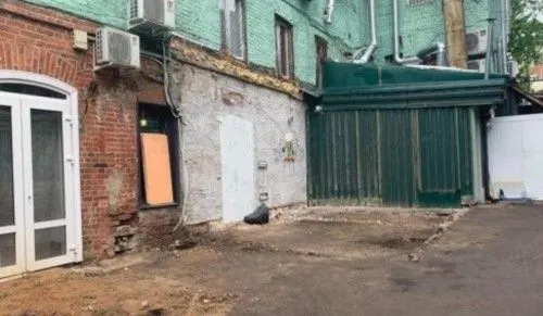 Собственник демонтировал незаконную пристройку к зданию 19 века на Лубянке   