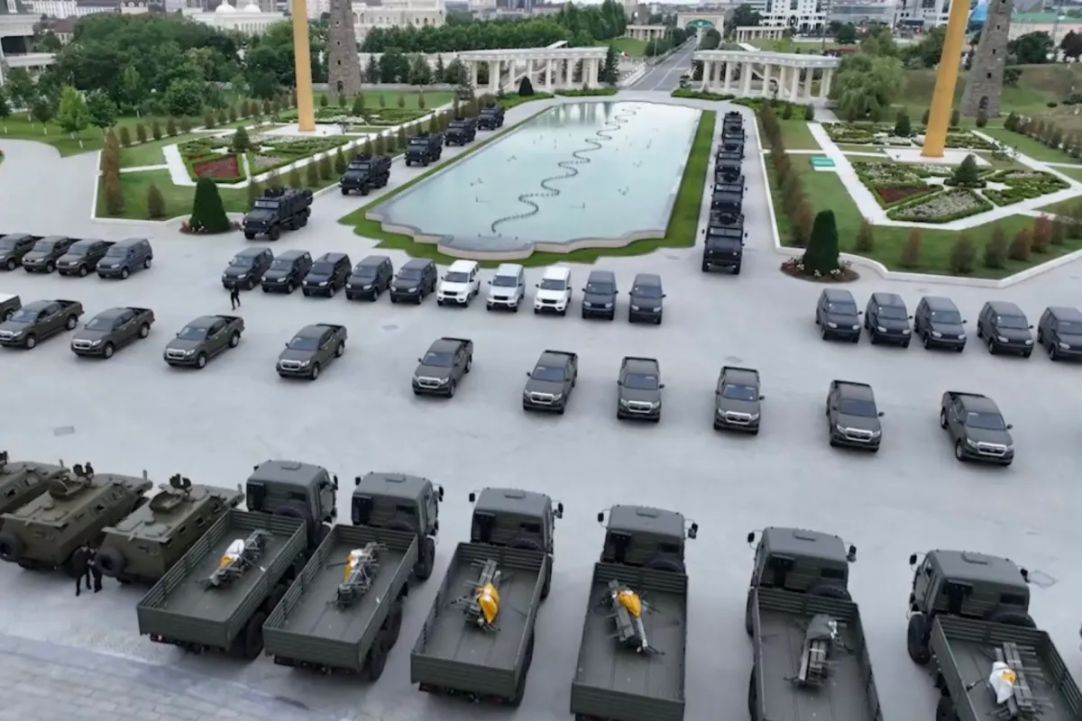 Сотня пикапов, БТР и бронеавтомобилей: Кадыров сообщил о получении крупной партии техники для чеченских бойцов