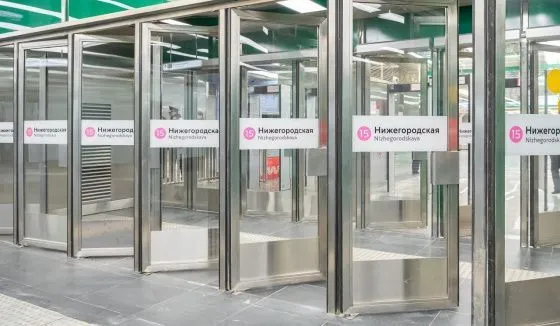В вестибюлях метро начали снимать вторые двери