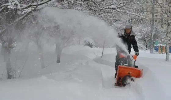Нижегородцам предложили самостоятельно очищать придомовые территории от снега
