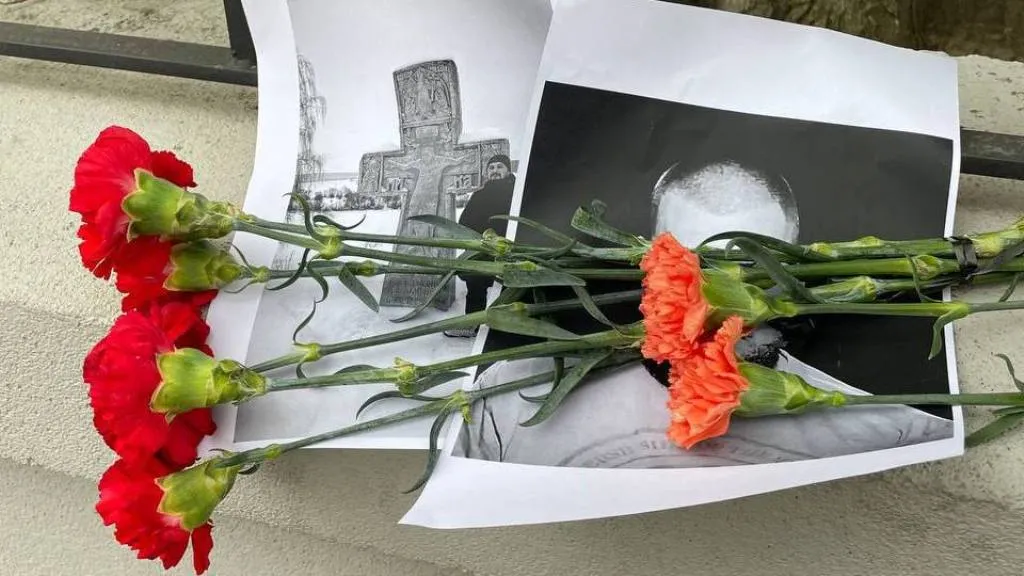 В Австрии несут цветы к посольству РФ в память о Владлене Татарском