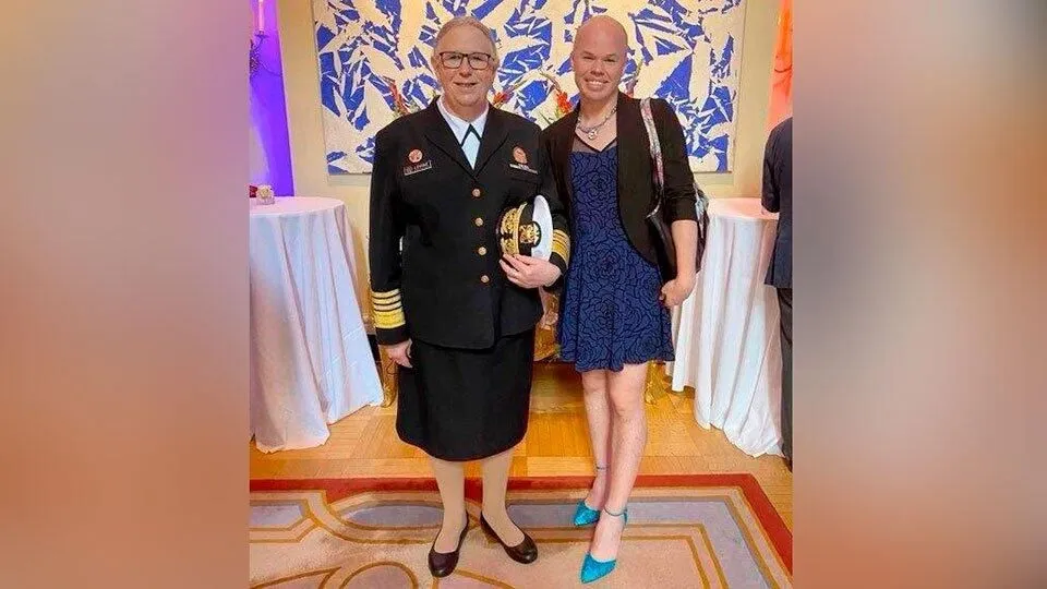В Сети опубликовали фото трансгендера-адмирала США