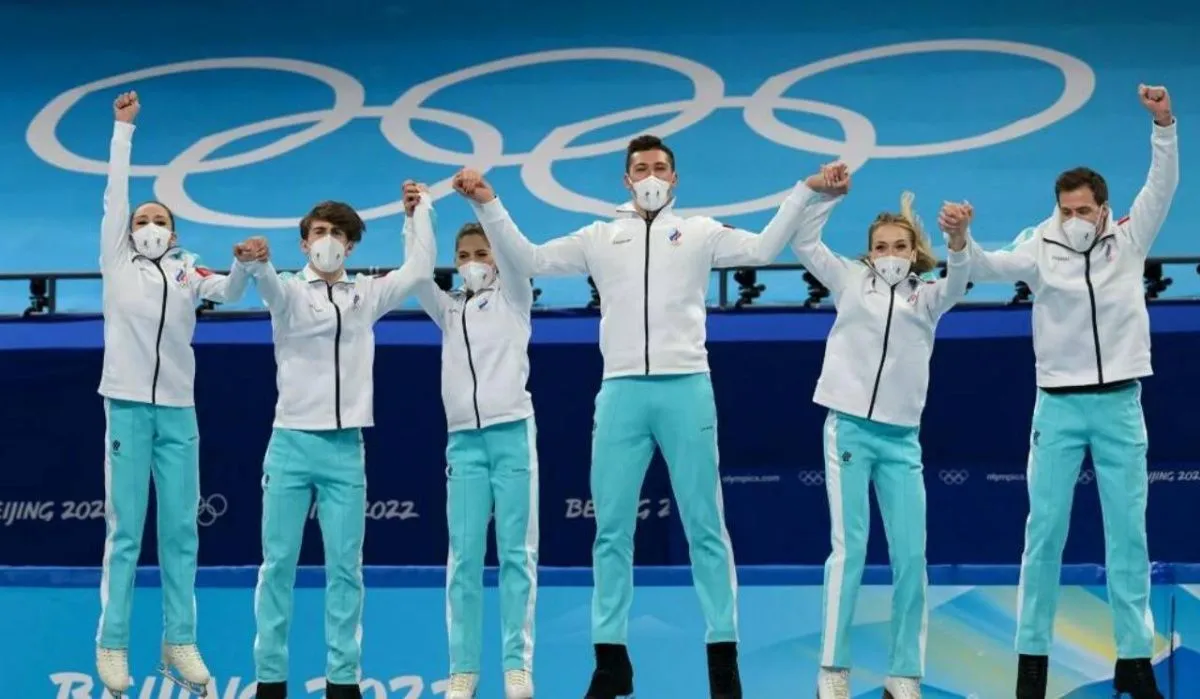 Российские фигуристы получили награду за победу на Олимпиаде в Пекине