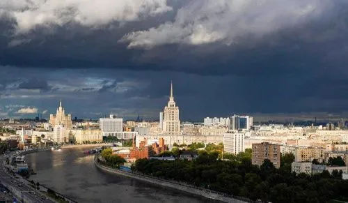 Ливень, град и сильный ветер: в ближайшие часы в Москве ухудшится погода
