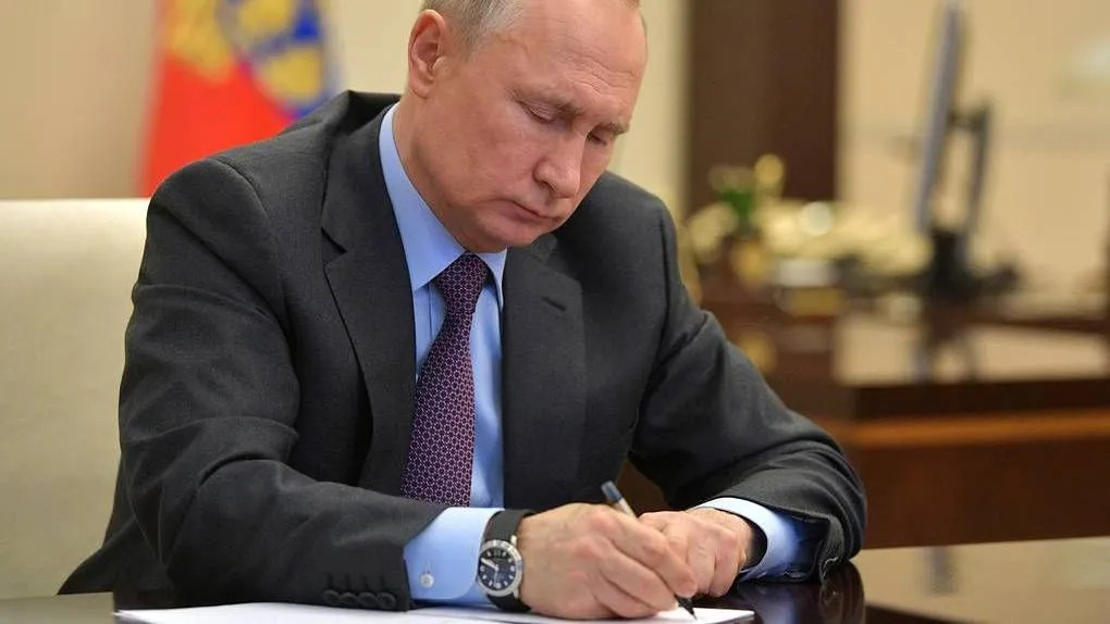 Путин подписал новый закон об оплате труда в России