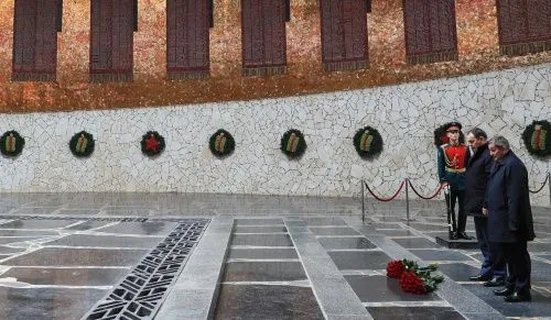 Премьер-министр Республики Беларусь возложили цветы к Вечному огню на Мамаевом кургане в Волгограде 