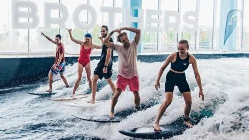 Океан в городе: Surf Brothers приглашает на сёрфинг в Сколково