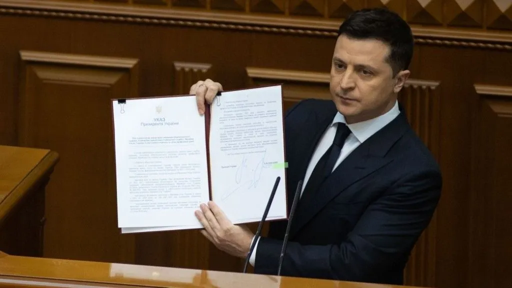 Зеленский отменяет срочную военную службу на Украине