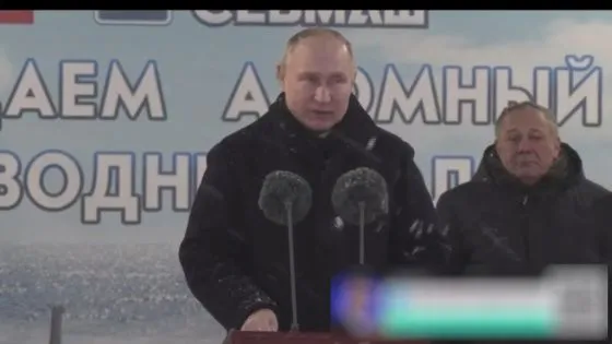 Путин в мороз без шапки выступил перед военными в Северодвинске